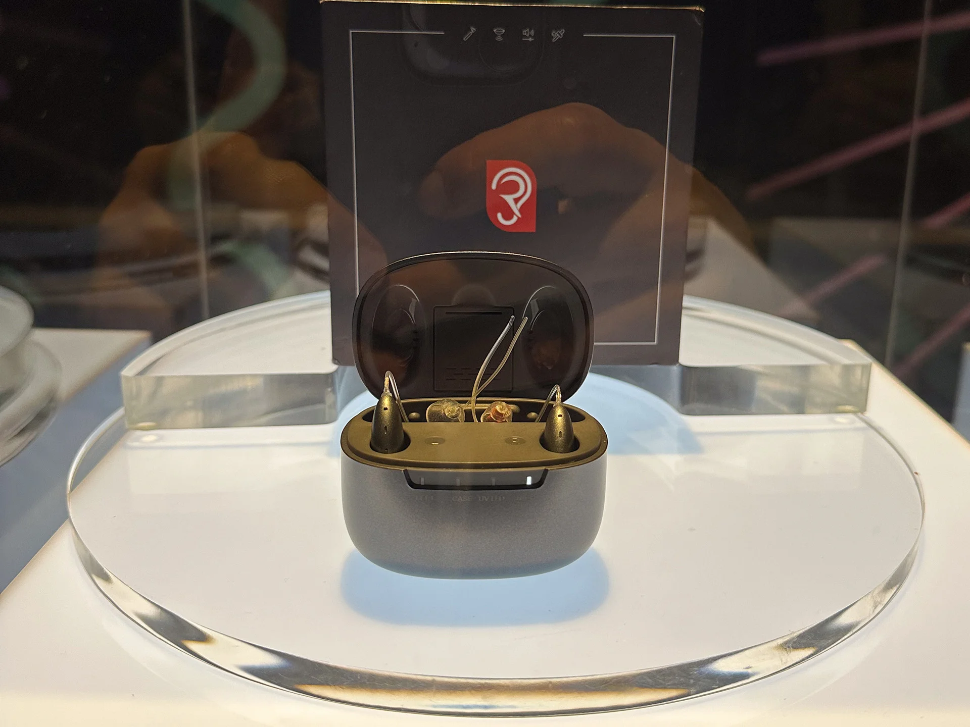 Aura hearing aid device designed by Formeta Design for Ramses Hearings