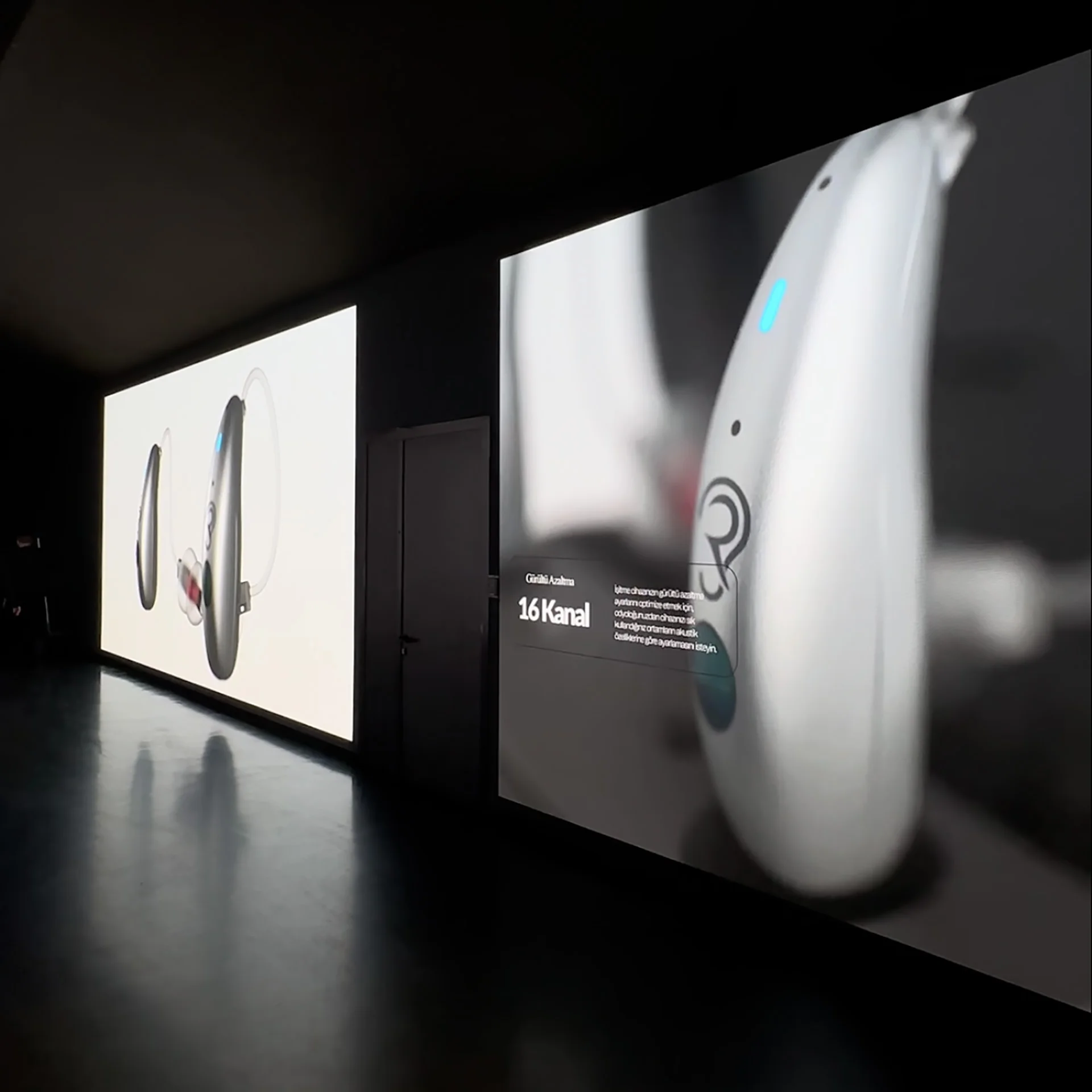 Aura hearing aid device designed by Formeta Design for Ramses Hearings