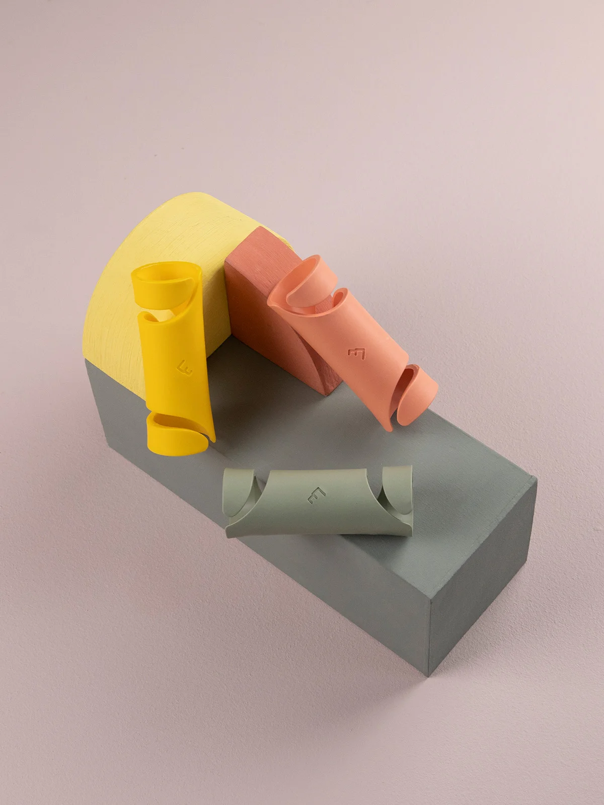 Carryfix portable handle designed by Formeta Design for carrying heavy bags and gloceries