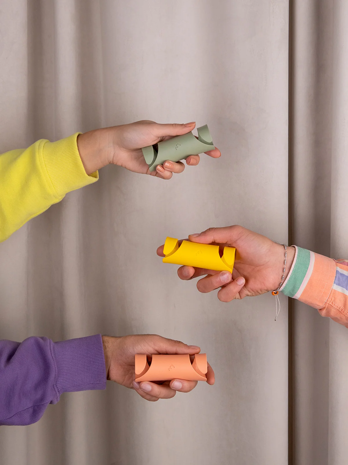 Carryfix portable handle designed by Formeta Design for carrying heavy bags and gloceries