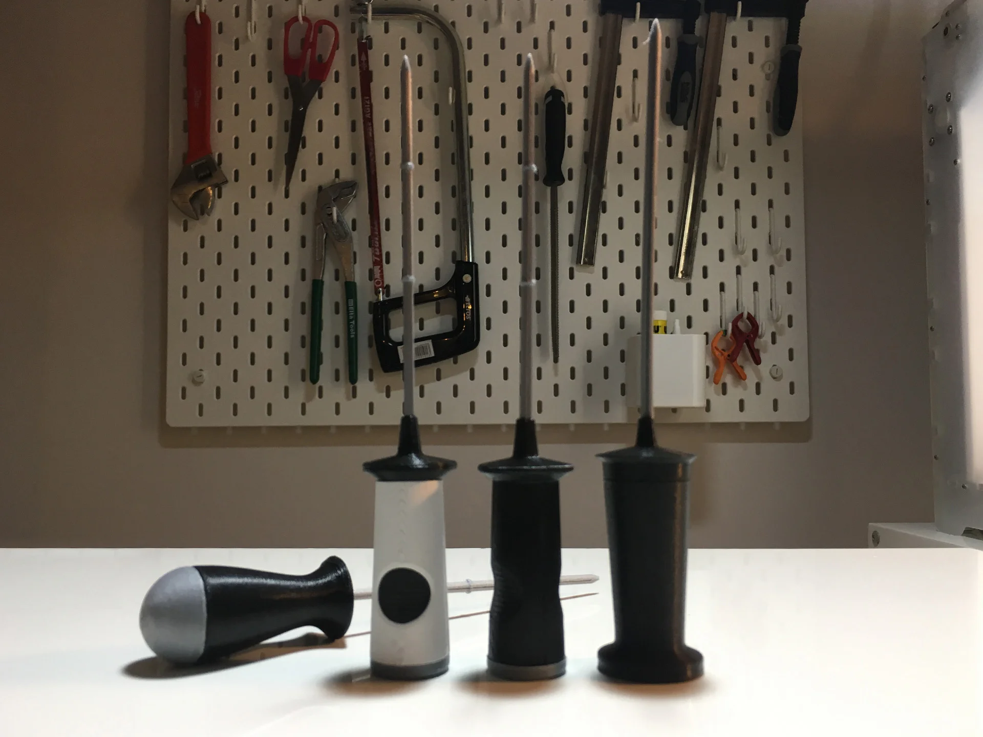 Smart meat probe designed by Formeta Design for precise cooking and temperature control